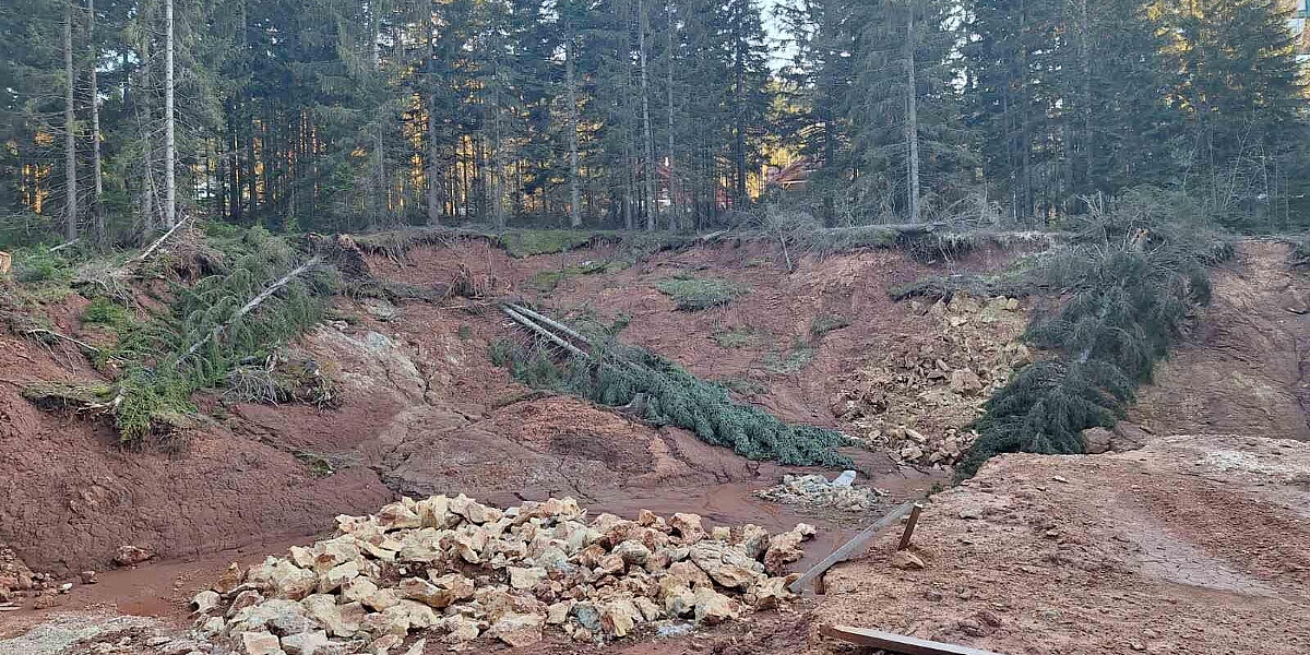 Građani upozoravaju na napušteno gradilište na Brusu: Odron zemlje sve češća pojava, inspekcije bez reakcije