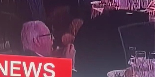 Snimak koji je instant osvojio mreže: Dok traje haos na večeri Bijele kuće, muškarac neometano jede