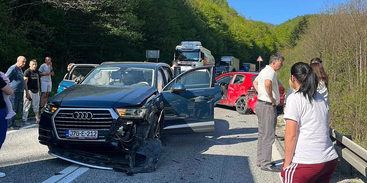 Teška saobraćajna nesreća na Bradini: Pričinjena velika materijalna šteta na vozilima, saobraćaj blokiran