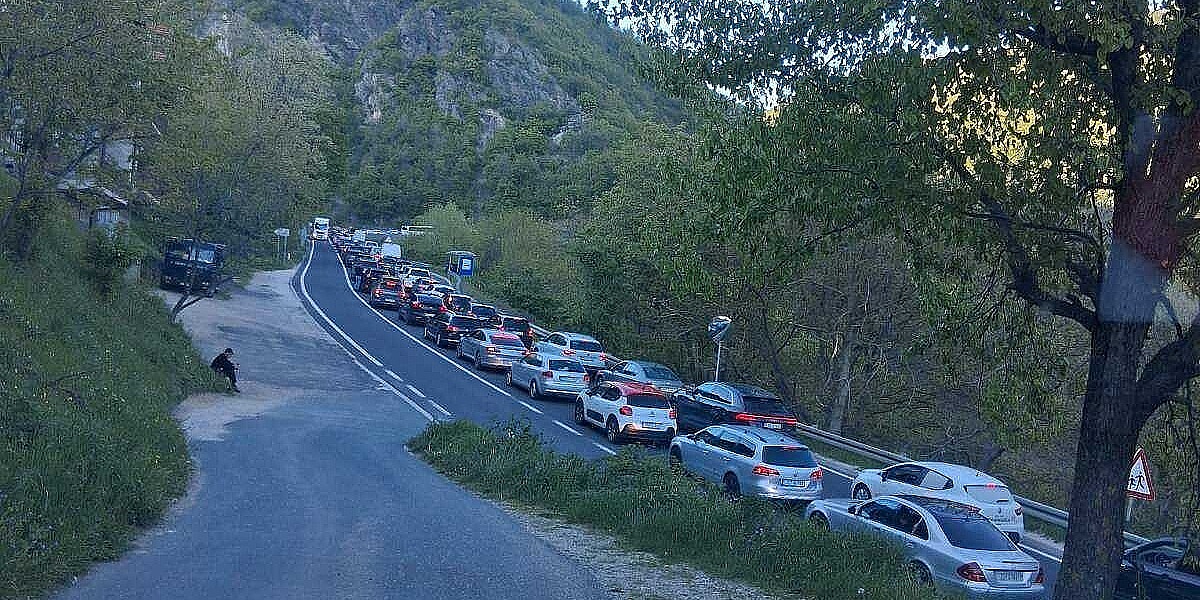 Kilometarske kolone vozila zbog saobraćajne nesreće na Bradini, očekuje se postepena normalizacija saobraćaja