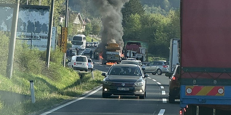 Zapalio se kamion-dizalica na magistralnom putu kod Tuzle, saobraćaj obustavljen