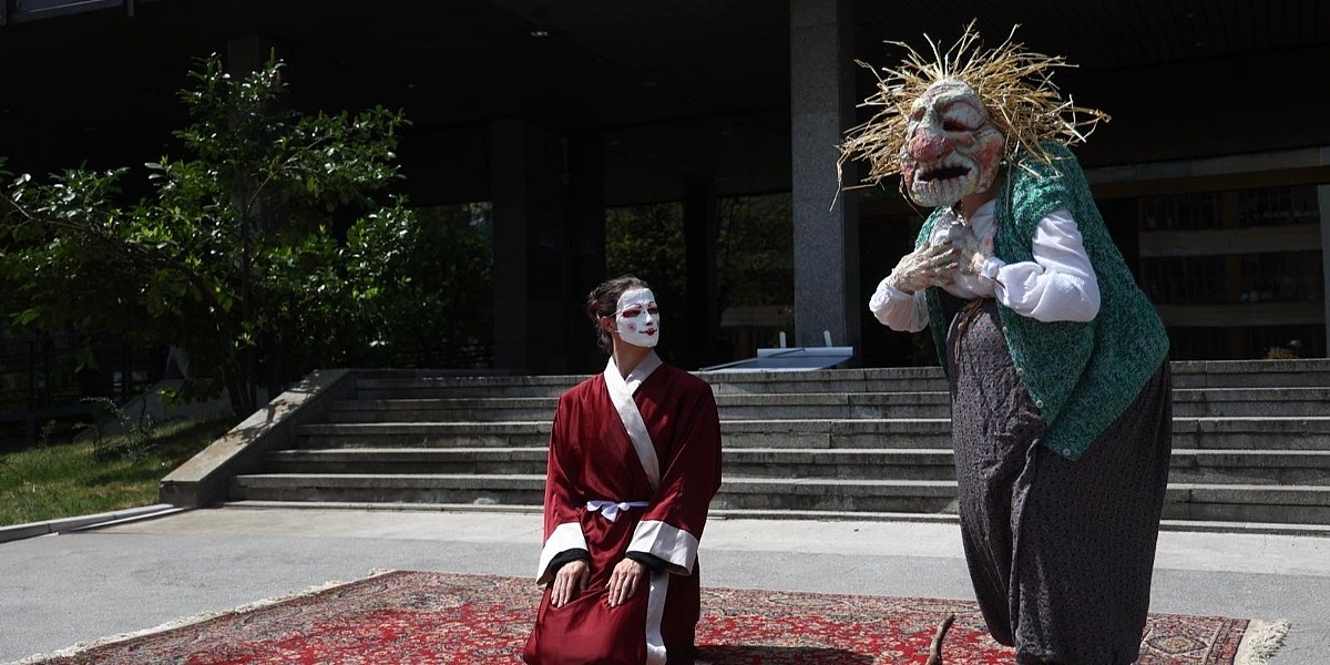 Šta se događalo ispred Vlade FBiH: Performans privukao pažnju