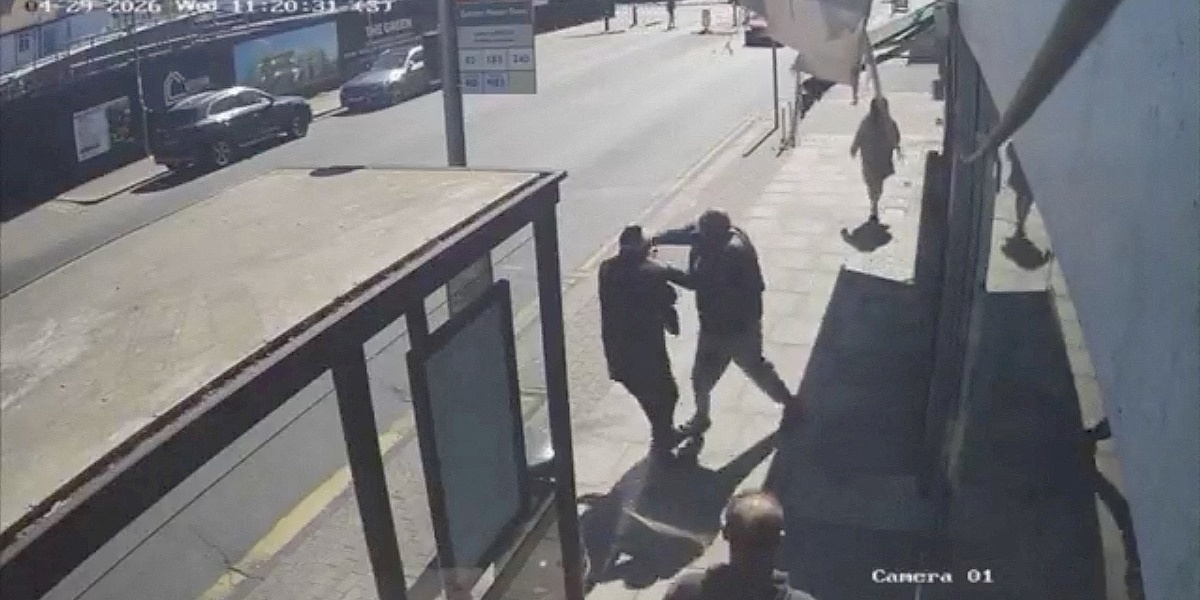 Sigurnosna kamera zabilježila trenutak napada nožem u Londonu: Dvije osobe zadobile povrede