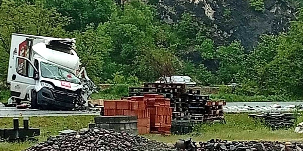 Dva vozača povrijeđena u sudaru kamiona na putu Maglaj - Doboj, saobraćaj obustavljen