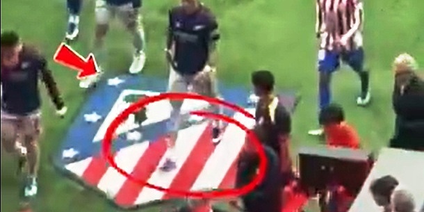 Simeone i sin fizički napali Arsenalovog defanzivca jer je hodao po grbu Atletica