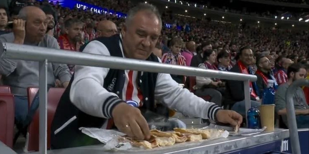 Kako je ovo sve unio? Viralni navijač Atletica ponovo pravio sendviče usred utakmice Lige prvaka