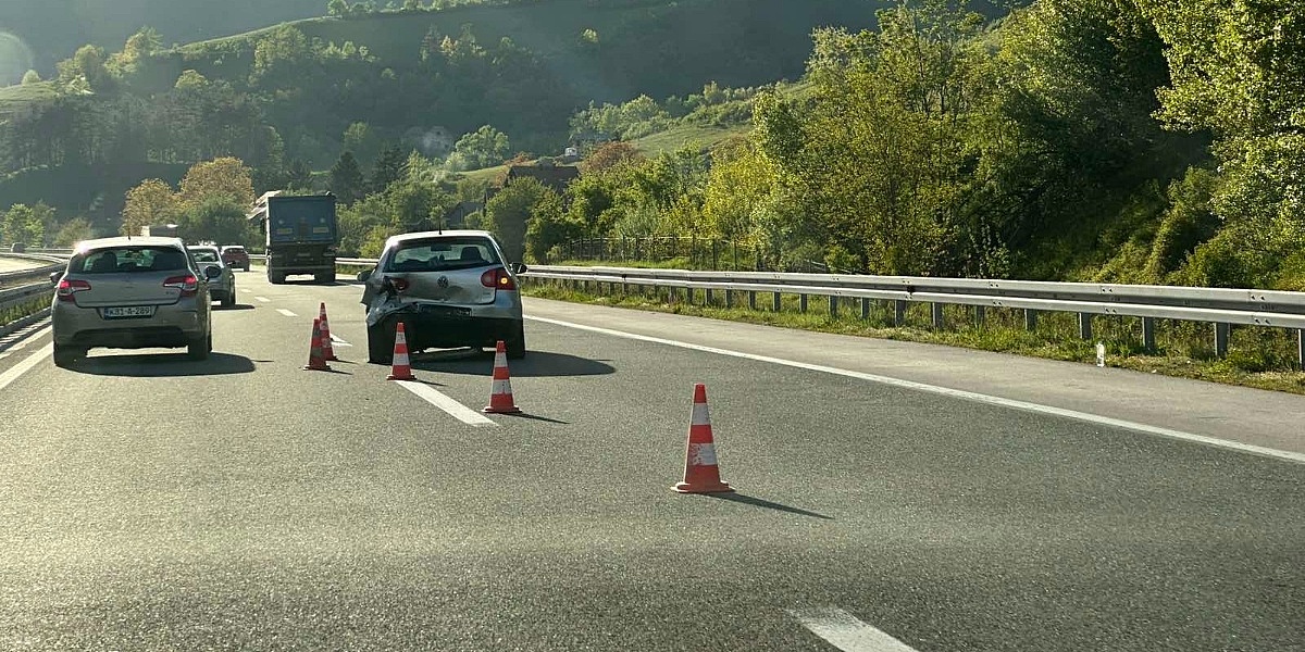 Jedna osoba povrijeđena u sudaru dva vozila na dionici autoceste Kakanj - Lašva