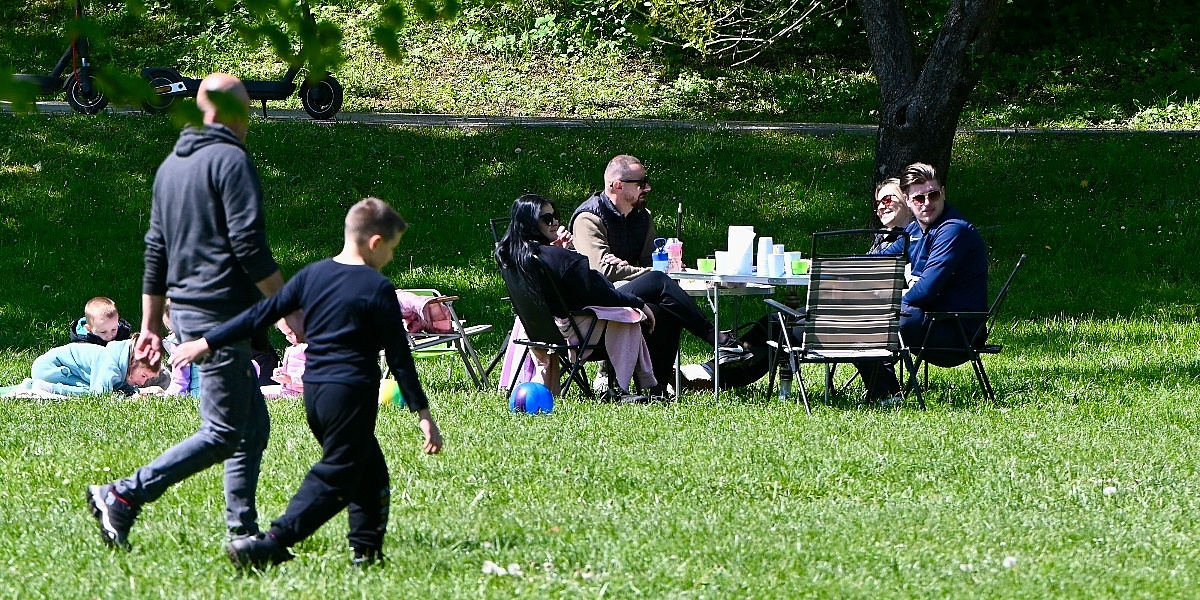Građani Sarajeva uprkos hladnijem vremenu uživaju u Prvom maju: Roštilj i praznična atmosfera na izletištima