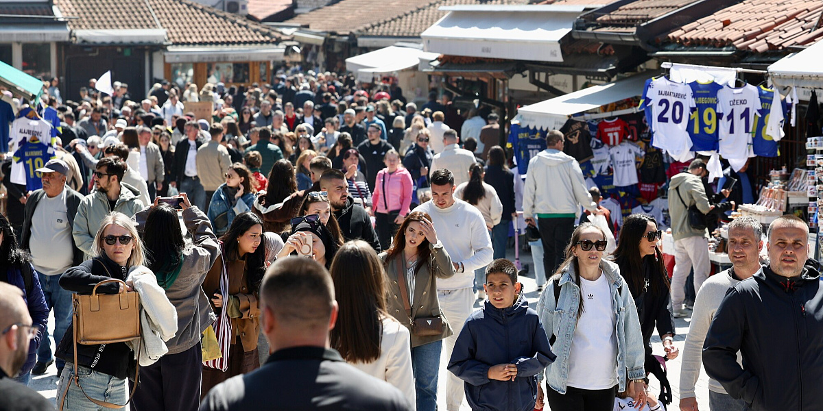 Rijeka turista preplavila Baščaršiju: Bašte kafića pune za Prvi maj