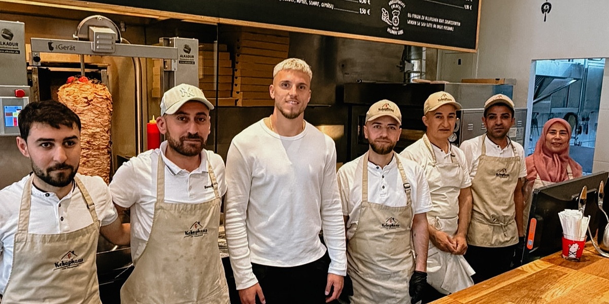 Ermedin Demirović posjetio poznati turski restoran, osoblje se pohvalilo fotografijom sa Zmajom