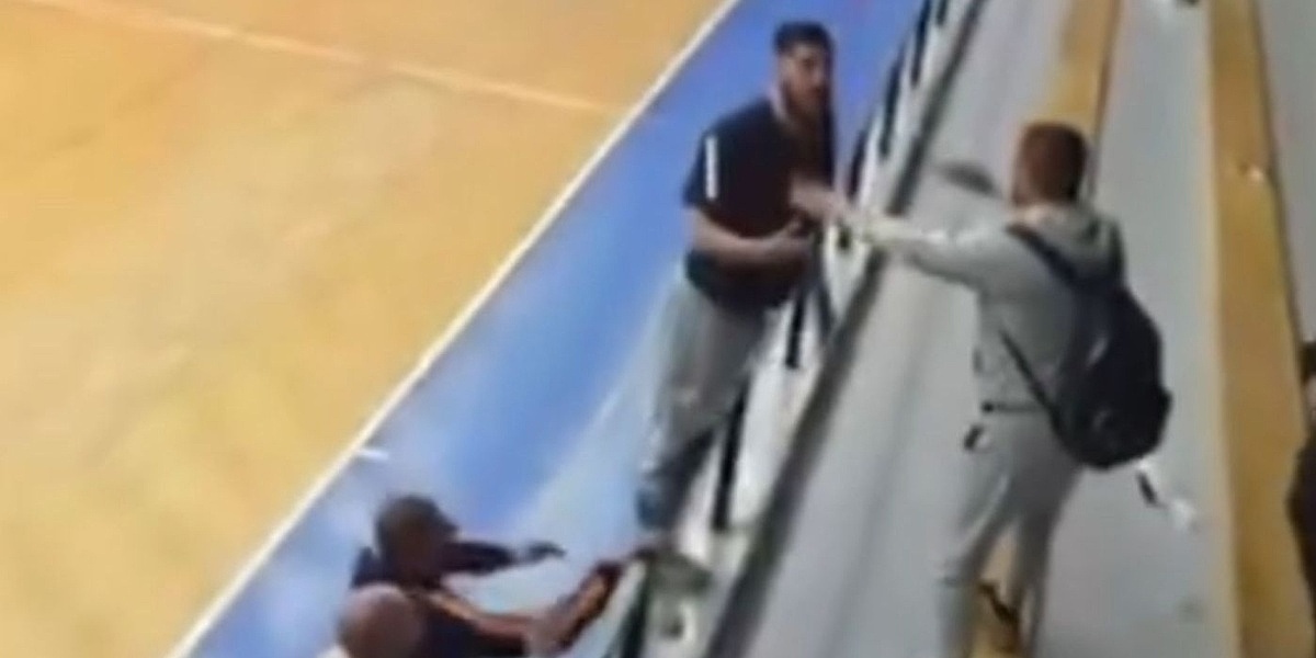 Kalinić se nije zaustavio na udaranju košarkaša Zlatibora, popeo se na tribinu i obračunao s navijačima