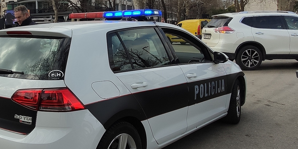 Poginuo motociklista koji je sletio s ceste kod Mostara, suvozačica povrijeđena