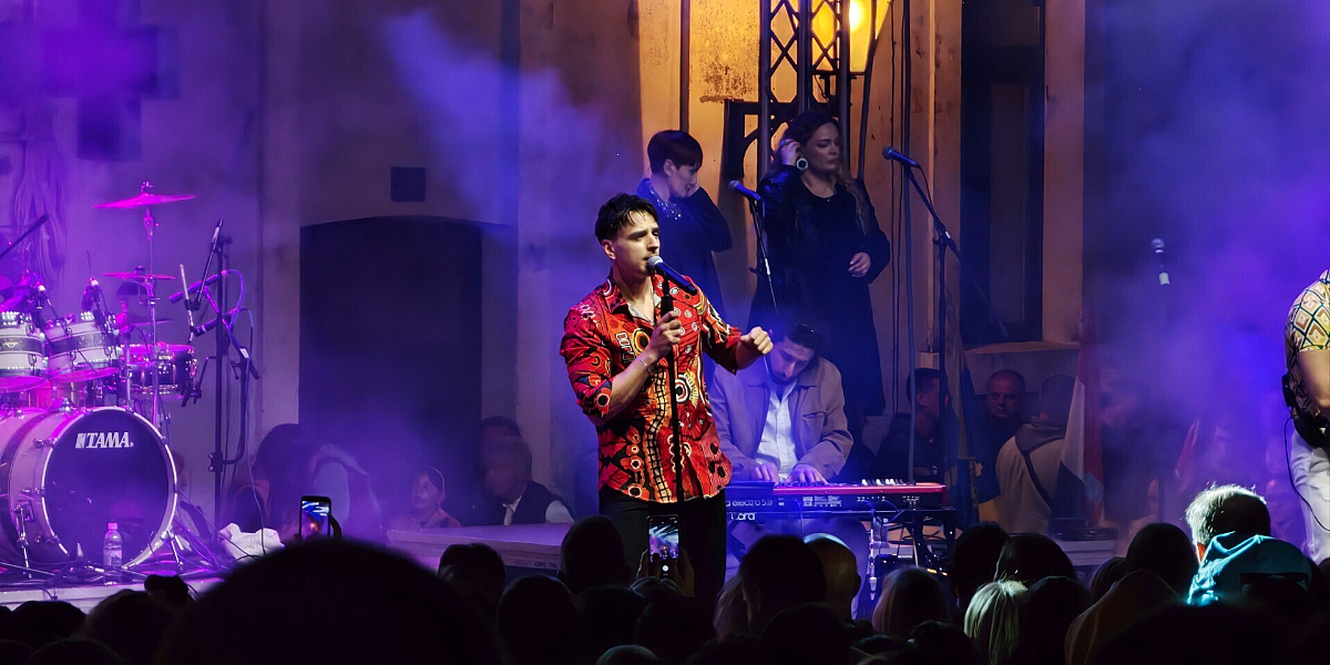 Adi Šoše priredio magičnu prvomajsku noć na koncertu u Makarskoj, prisjetio se i muzičkih velikana