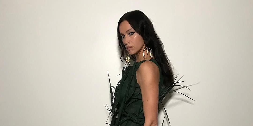 Irina Shayk zavodljivo pozirala u tamnozelenoj haljini: Neobični detalji prikupili simpatije fanova