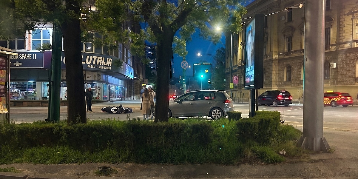 Sarajevo: Motociklista povrijeđen nakon sudara s vozilom na Skenderiji, prevezen na KCUS