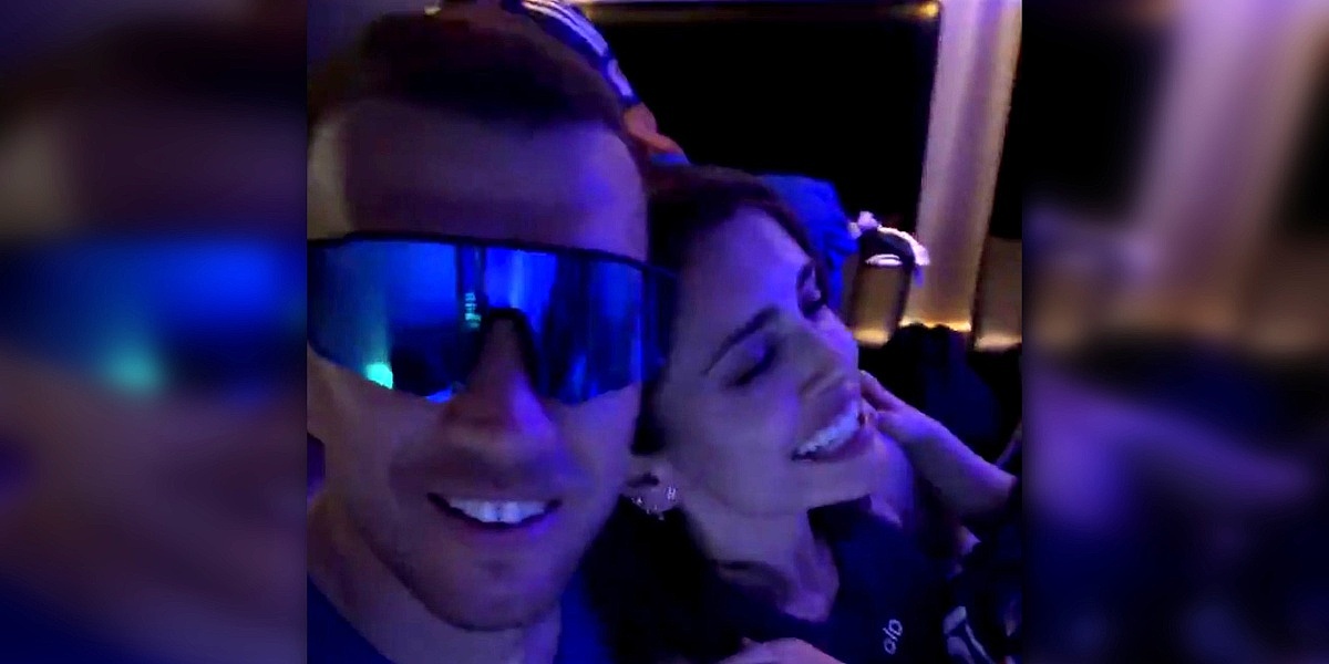 Proslavi Schalkea se pridružila i Amra Džeko, zajedno je s Edinom otpjevala 