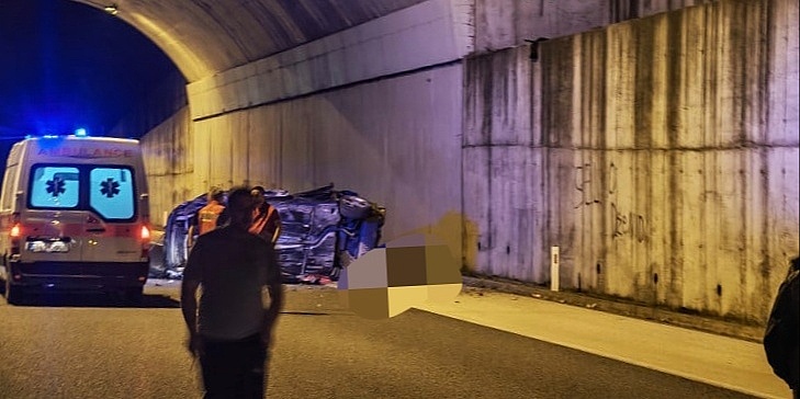 Stravična nesreća na kod Prnjavora, automobil pao s nadvožnjaka na autoput