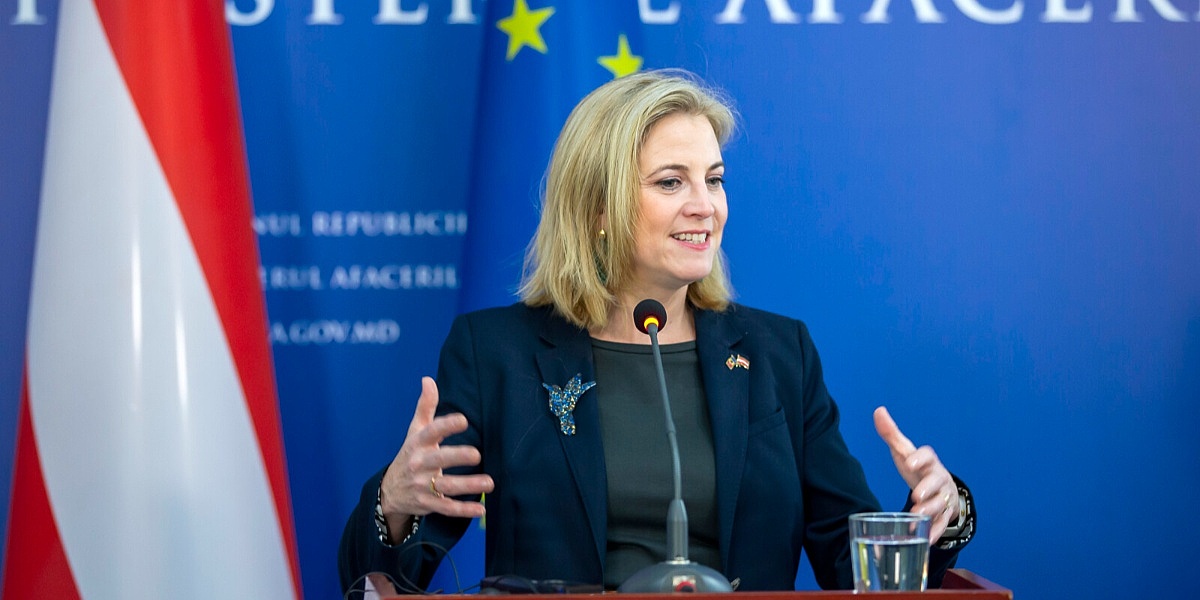 Austrija zbog sumnjivih instalacija na krovu ruske ambasade u Beču protjerala troje diplomata