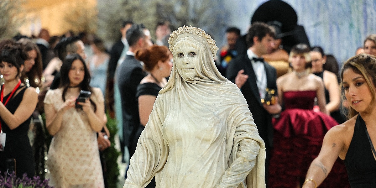 Heidi Klum kao živa skulptura na crvenom tepihu Met Gale: Manekenka oživjela 