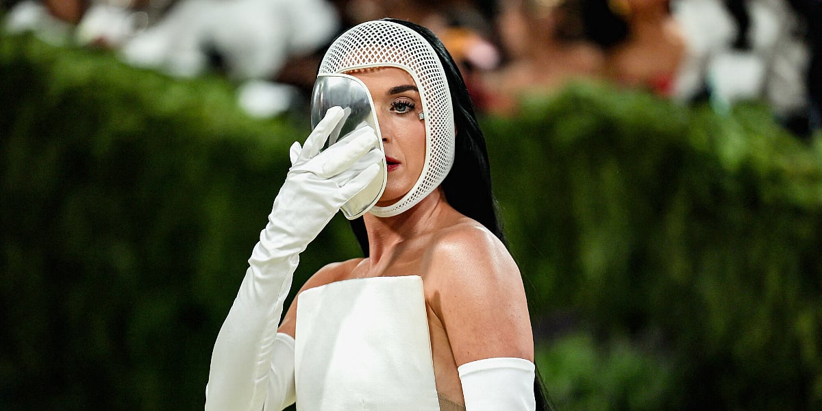 Tajanstveno izdanje Katy Perry: Pop zvijezda stajling za Met Galu upotpunila maskom srbijanskog dizajnera