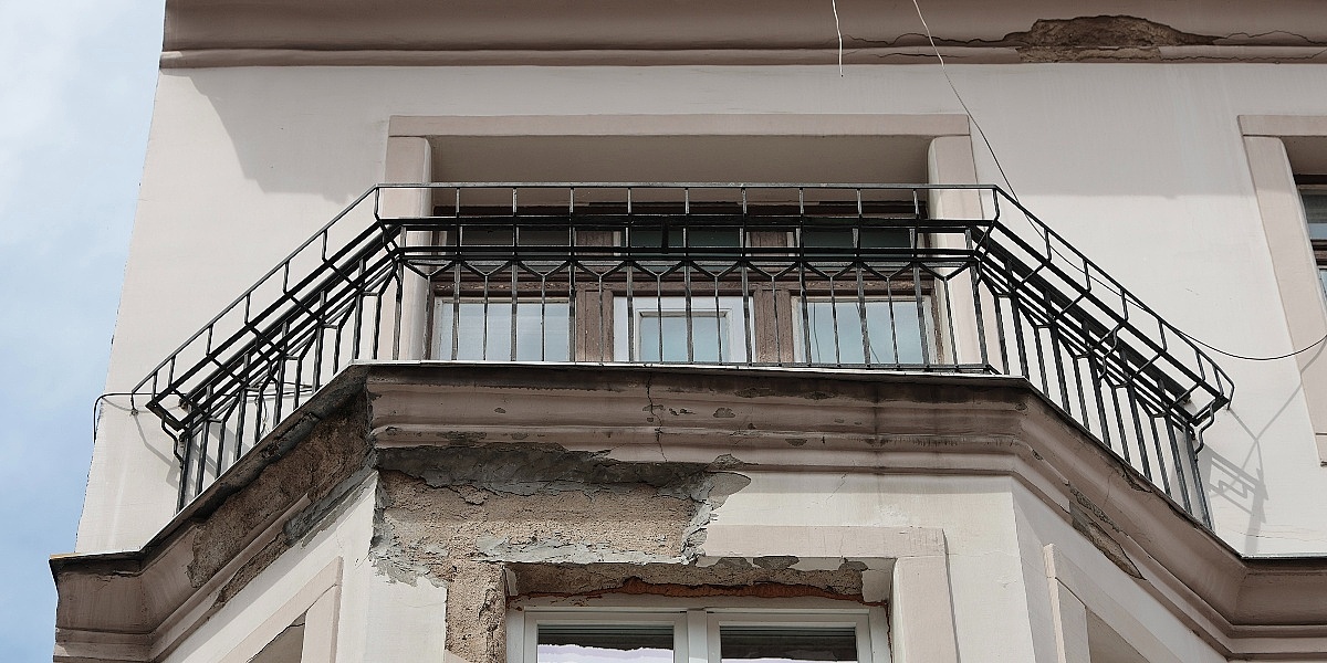 Sarajevo: Obrušila se fasada na zgradi u Ferhadiji, povrijeđen pješak