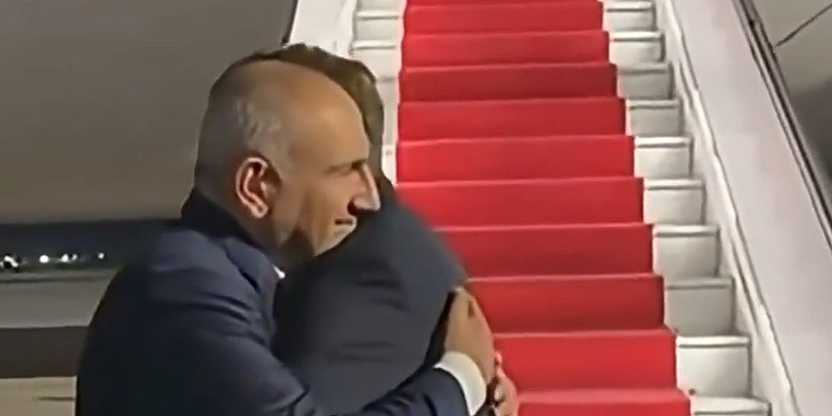Zagrljaji postali viralni: Armenski premijer jedva pustio Macrona nazad u Francusku