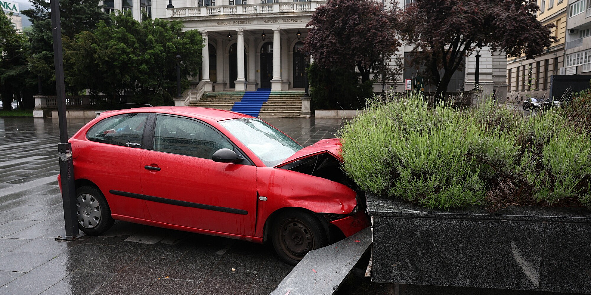 Sarajevo: Automobil izletio s ceste kod Narodnog pozorišta i zabio se u betonske žardinjere
