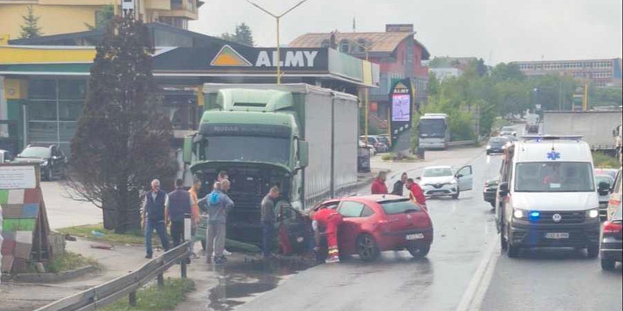 Jedna osoba povrijeđena u sudaru automobila i kamiona u Zenici