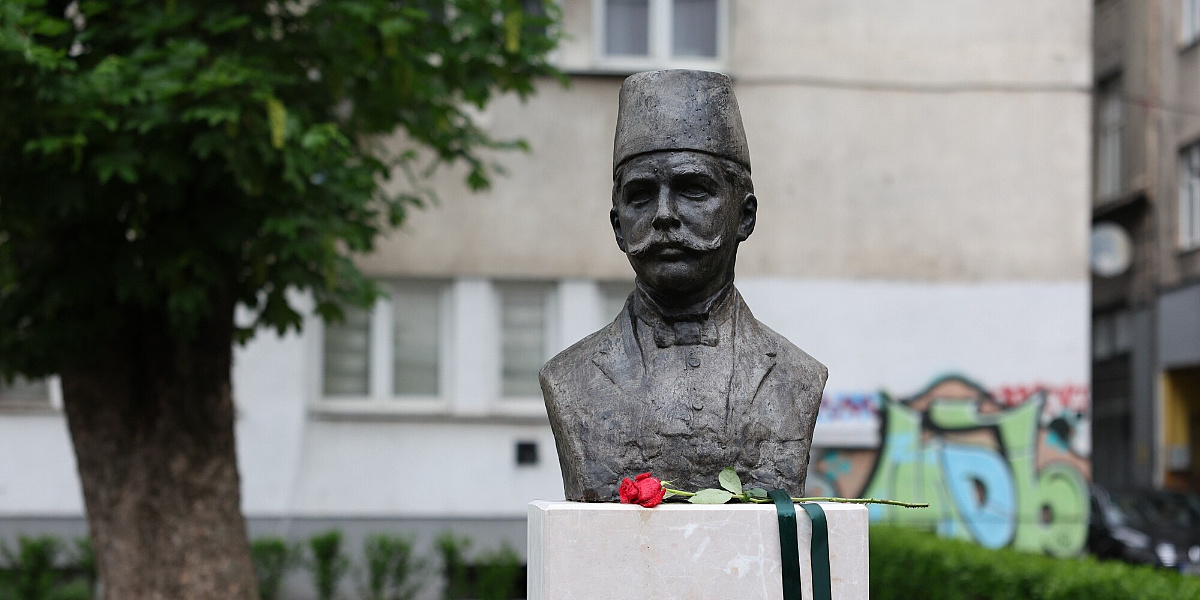Bista Safvet-bega Bašagića postavljena u centru Sarajeva: Djelo bh. skulptora Adisa Lukača