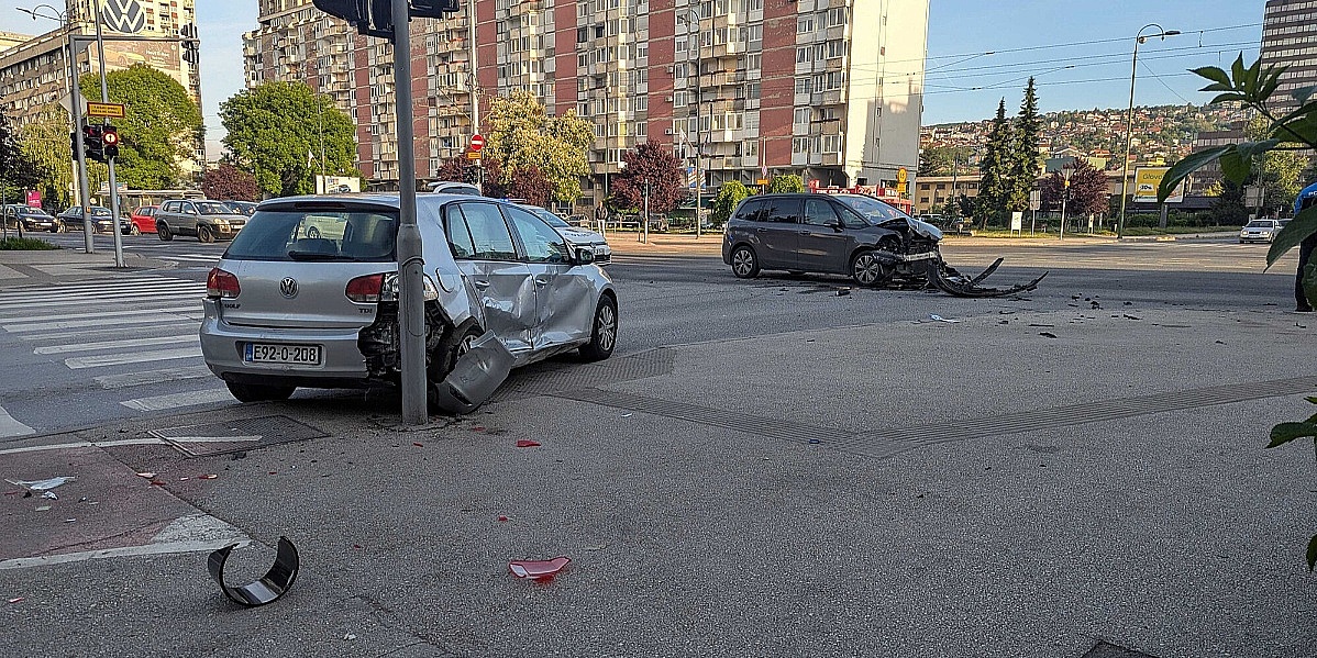 Sarajevo: Teška saobraćajna nesreća na Pofalićima, na automobilima pričinjena velika šteta
