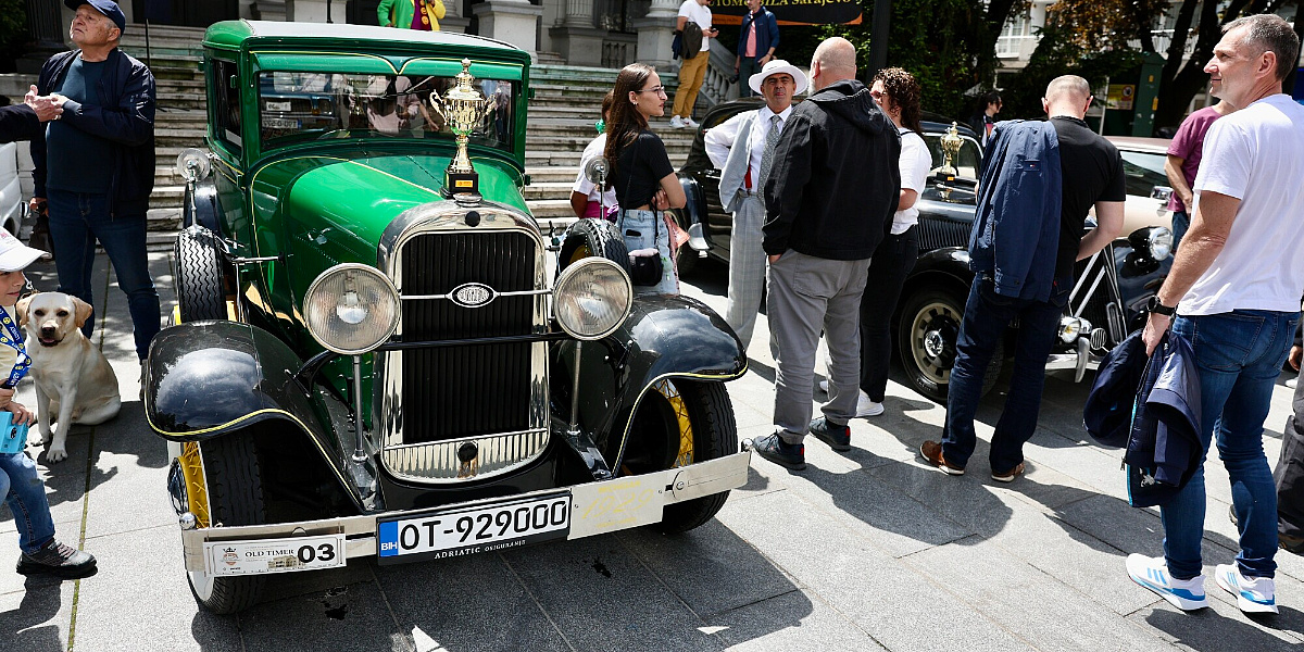 Ford proglašen najboljim: Oldtimeri u Sarajevu priredili pravi praznik ispred Pozorišta