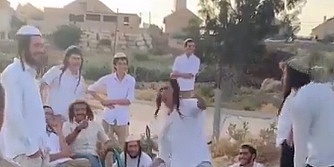Bizarne snimke sa Zapadne obale: Izraelski naseljenici upali na igralište i spriječili trening palestinske djece