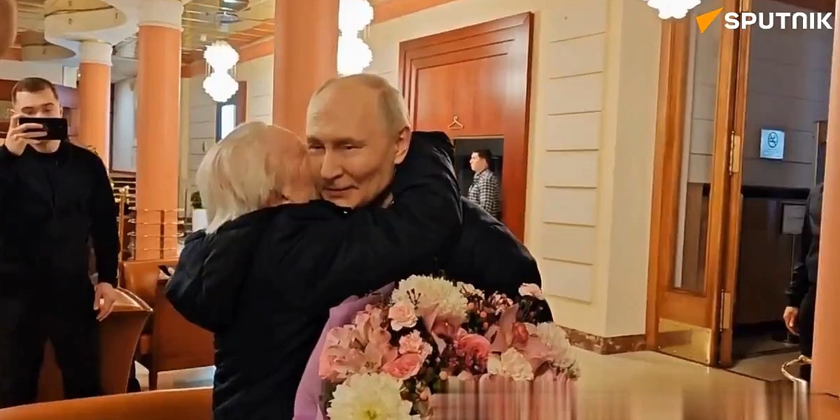 Putin priredio poseban doček svojoj učiteljici: Od buketa cvijeća do vožnje u luksuznom Aurusu
