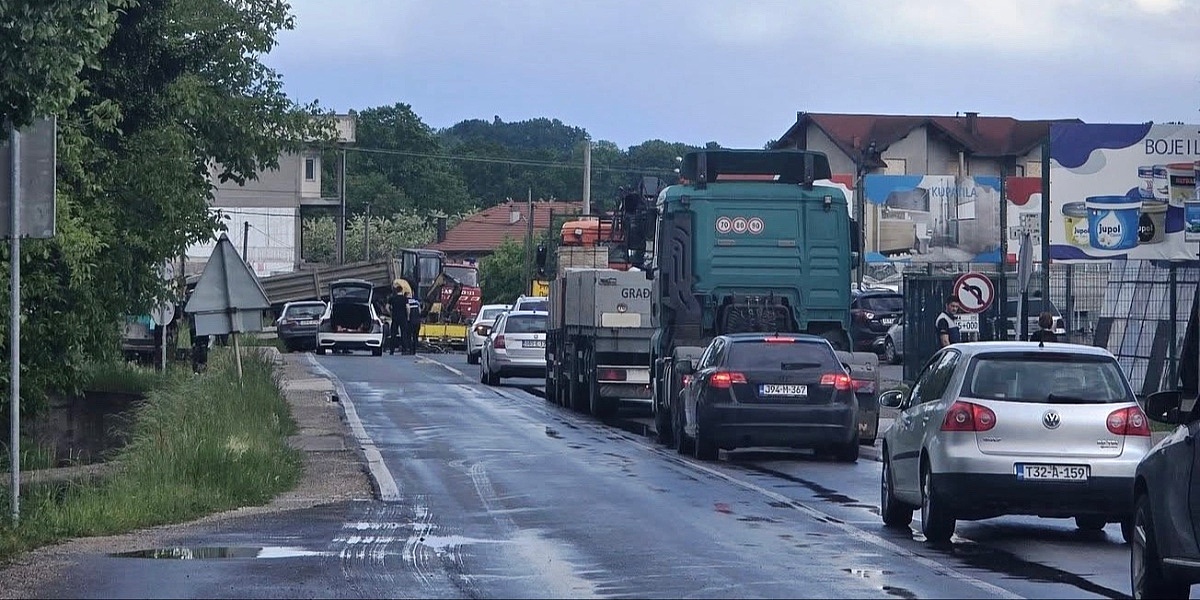 Jedna osoba povrijeđena u saobraćajnoj nesreći kod Kalesije, nastala velika gužva na glavnoj magistrali
