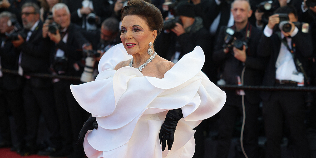 Joan Collins godine ništa ne mogu: Na crveni tepih u Cannesu stigla u haljini inspirisanoj orhidejom