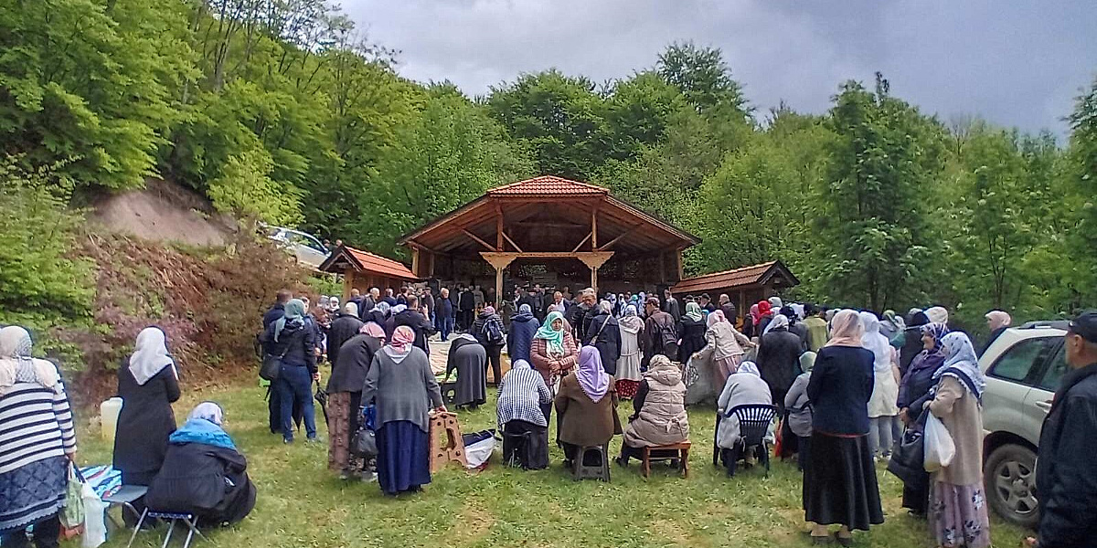 Na Dobrim vodama kod Foče vjernici traže mir i lijek: 