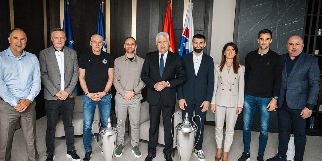 Čović ugostio delegaciju Zrinjskog i dobio medalju na poklon: 