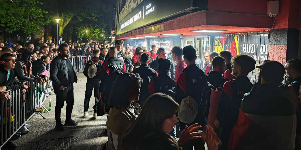 Navijači Čelika dočekali igrače ispred stadiona Bilino Polje nakon plasmana u Premijer ligu BiH