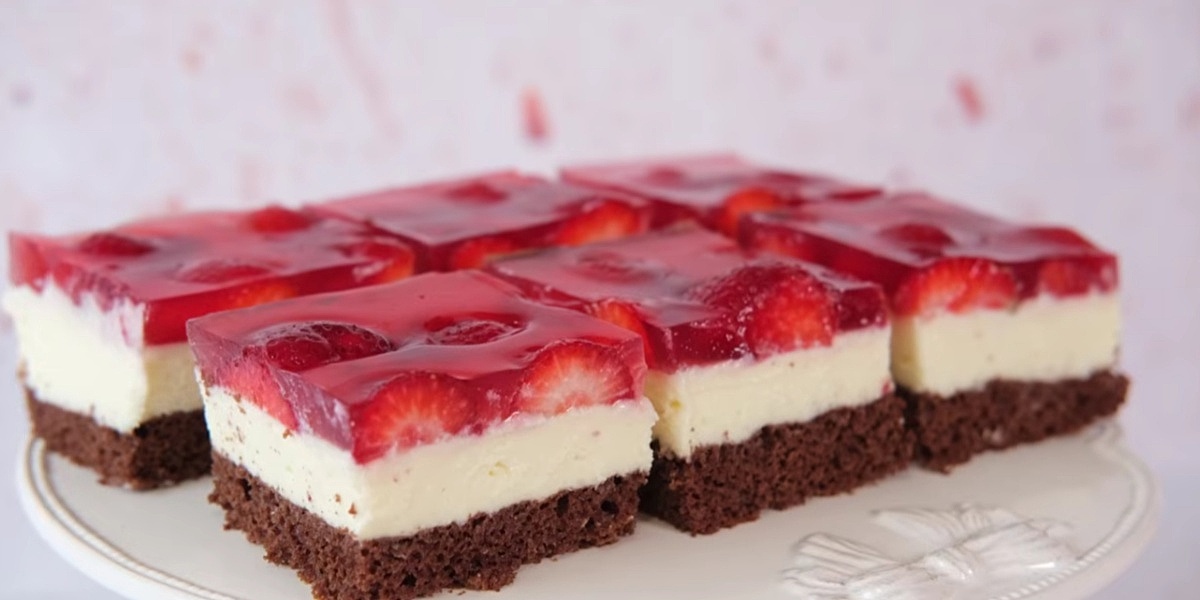 Spoj jednostavne kreme i mekanog biskvita: Napravite ledene kocke s jagodama