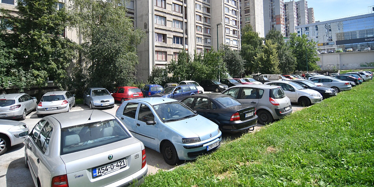 Automobila nikad više, mjesta sve manje: Grad je pretijesan, parking u Sarajevu pretvara se u opšti haos
