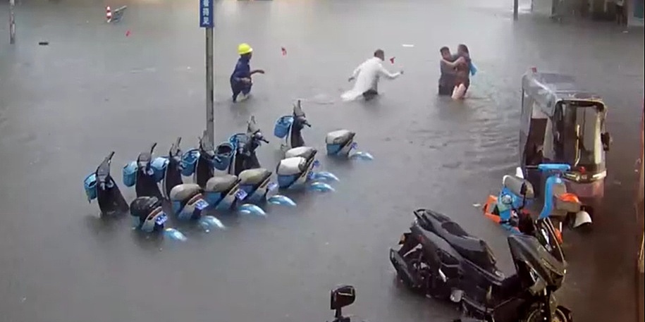 Nadzorne kamere u Kini zabilježile herojski trenutak: Pogledajte kako je žena spašena od utapanja