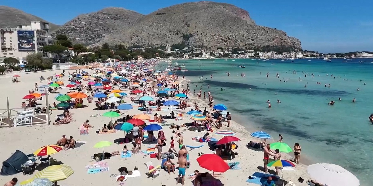 Prva "ljetna razglednica" iz Palerma: Mještani i turisti preplavili plažu Mondello