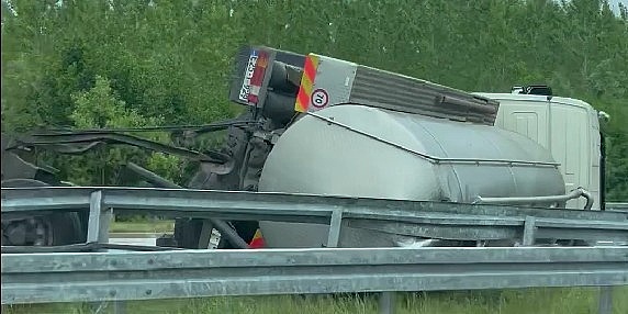 Cisterna se prevrnula na autoputu 9. januar, oštećena zaštitna ograda i zatvorena saobraćajna traka
