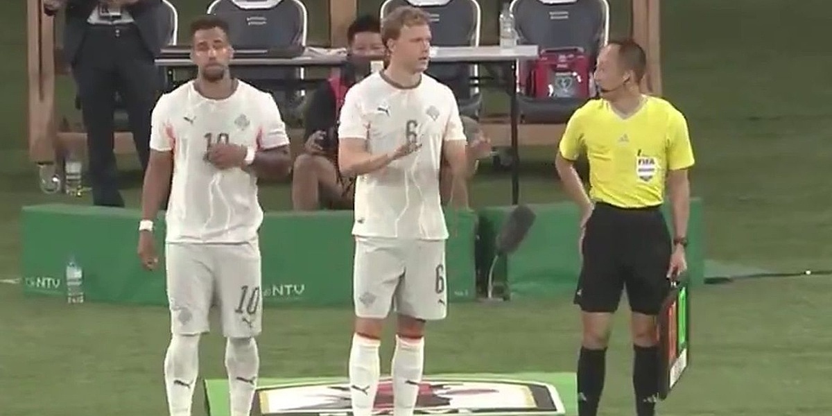 Islandski nogometaš izlazio iz igre i odugovlačio vrijeme, tada je na scenu stupilo novo FIFA-ino pravilo