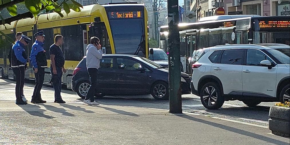 Sarajevo: Hibridno vozilo se pokvarilo na šinama kod Predsjedništva BiH, tramvaj ne može proći