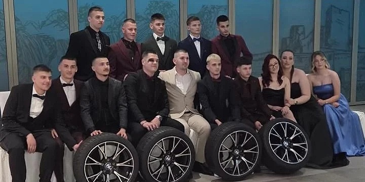 Maturanti iz Ljubuškog razrednika obradovali nesvakidašnjim poklonom: Kupili mu set guma i felgi za automobil