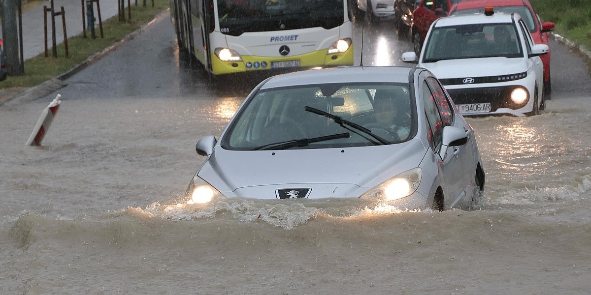 Snažno nevrijeme u Hrvatskoj: Automobili upadali u šahtove u Zadru, u Splitu velika poplava