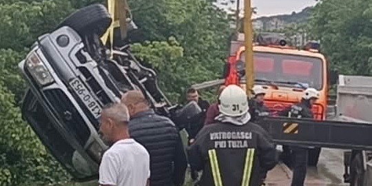 Tuzla: Automobil sletio s ceste prema UKC-u, jedna osoba povrijeđena