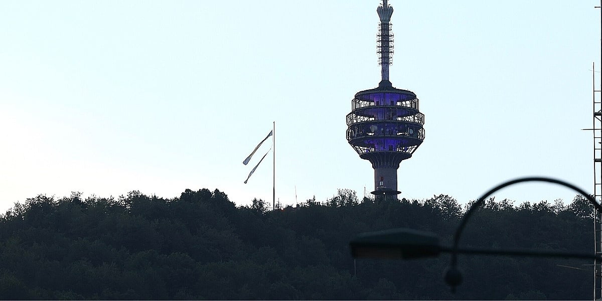 Pocijepana zastava BiH vijori se na Humu iznad Sarajeva