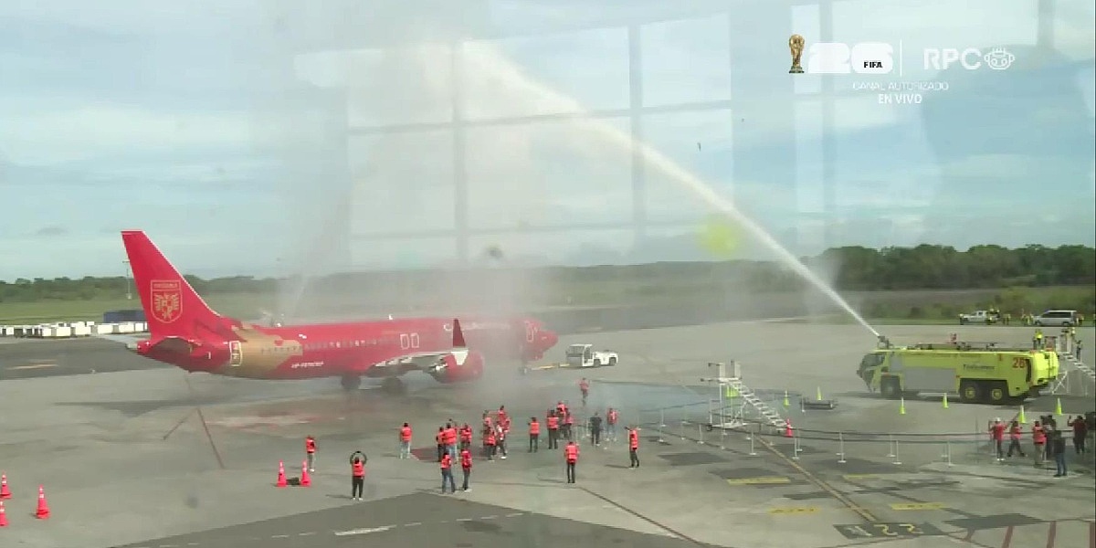 Vatrogasci "krstili" avion s nogometašima Paname pred polijetanje na duel s BiH i odlazak na SP